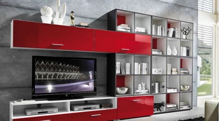 Горка с красными фасадами