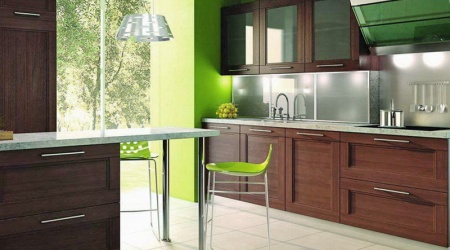 Линейная кухня из массива ольхи