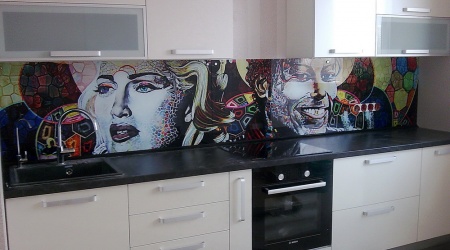 Кухня из пластика со стеклянным скиналием