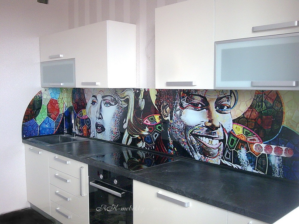 Кухня из пластика со стеклянным скиналием фото №1