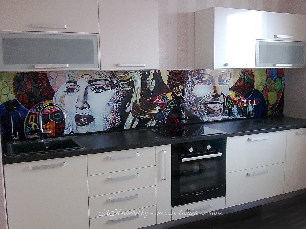 Кухня из пластика со стеклянным скиналием фото №2