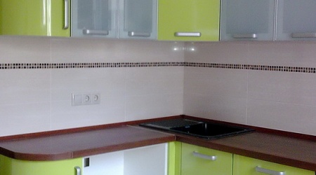 Угловая кухня с радиусными фасадами