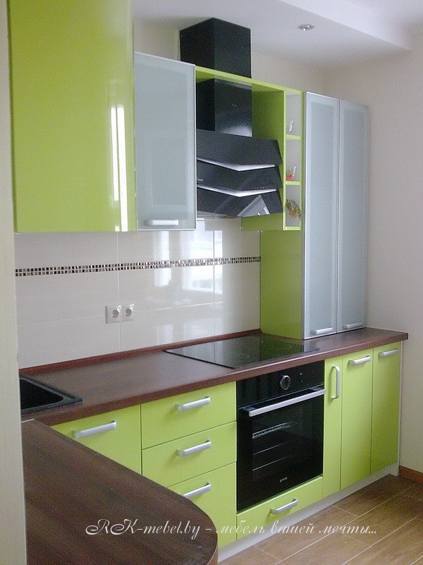 Угловая кухня с радиусными фасадами фото №1