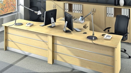 Офисная мебель светлого цвета