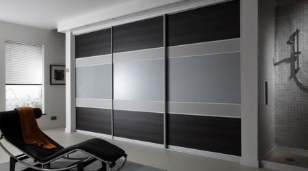 Шкаф-купе с ЛДСП и стеклом лакобель