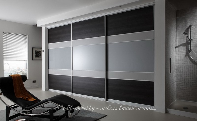 Шкаф-купе с ЛДСП и стеклом лакобель фото №1
