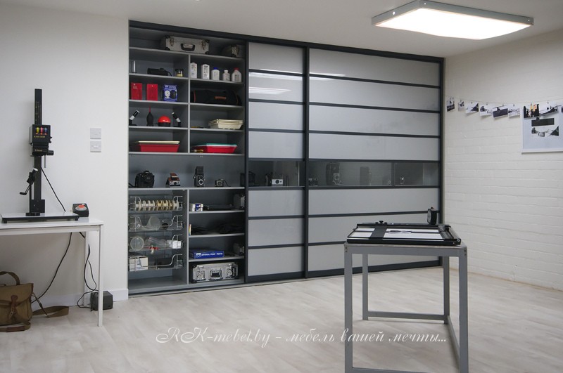 Шкаф-купе с серым стеклом лакобель фото №1