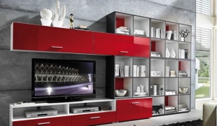 Горка с красными фасадами